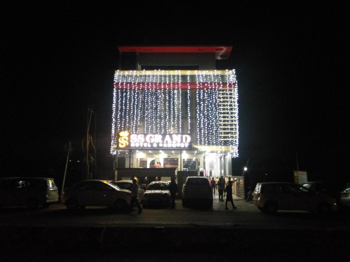 Hotel Ss Grand Lucknow Dış mekan fotoğraf